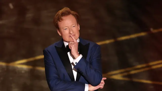 Conan O'Brien dalam Piala Oscar 2026. (Patrick T. Fallon / AFP)