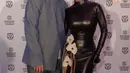 Tampil edgy Ariel Tatum dilengkapi dengan boots pendek yang bikin gayanya terlihat makin chic [@arieltatum]