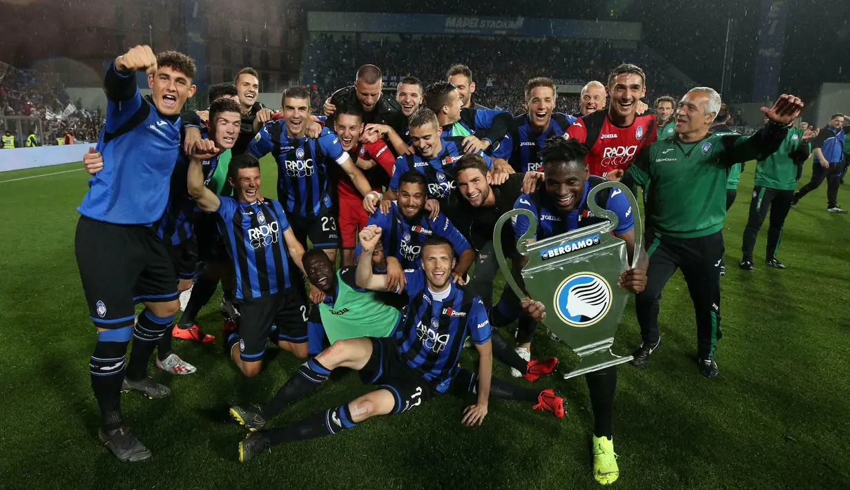 Para pemain Atalanta merayakan keberhasilan lolos ke Liga Champions usai mengalahkan Sassuolo pada laga Serie A di Stadion Mapei, Reggio Emilia, Minggu (26/5). Atalanta menang 3-1 atas Sassuolo. (AP/Paolo Magni)