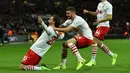 Penyerang Southampton, Manolo Gabbiadini melakukan selebrasi usai mencetak gol ke gawang Manchester United pada final Piala Liga Inggris di Stadion Wembley, London, (27/2). Gabbiadini mencetak dua gol di pertandingan ini. (AFP Photo / Glyn Kirk)