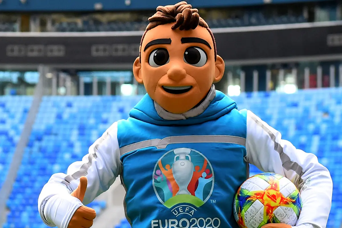 Aksi Maskot Piala Eropa 2020 Skillzy di Rusia