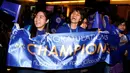 Para Suporter terlihat antusias menunggu kedatangan para pemain Leicester City di Bandara Suvarnabhumi International di Bangkok, Thailand, (18/5). Leicester City menjadi juara liga Inggris 2015-2016. (REUTERS/Athit Perawongmetha)