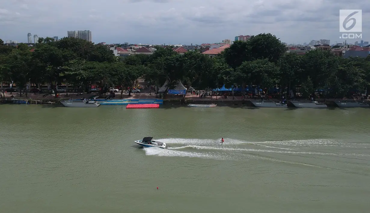 Foto aerial suasana kawasan Danau Sunter, Jakarta Utara, Jumat (23/2). Penataan kawasan Danau Sunter memasuki tahap finishing atau penyelesaian akhir. (Liputan6.com/Arya Manggala)