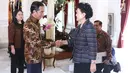 Presiden Joko Widodo (Jokowi) berjabat tangan dengan Wakil PM Tiongkok Liu Yandong dalam kunjungannya ke Istana Merdeka, Jakarta, Rabu (29/11). Kunjungan ini guna membahas sejumlah agenda kerjasama ekonomi antar kedua negara. (Liputan6.com/Angga Yuniar)