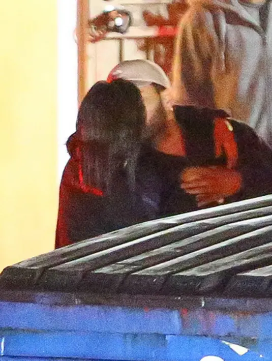 Melansir dailymail.com, bahwa TMZ.com melaporkan Selena dan The Weeknd tampak sedang bermesraan di tempat umum setelah keduanya kencan dengan makan malam bersama. (doc.TMZ.com)