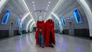 Pengunjuk rasa yang mendukung hak-hak perempuan berpakaian seperti karakter dari serial TV "The Handmaid's Tale" saat melakukan perjalanan untuk memprotes rencana pemerintah baru Perdana Menteri Benjamin Netanyahu untuk merombak sistem peradilan di sebuah stasiun kereta api di Yerusalem, Israel, 1 Maret 2023. Mengacu pada fenomena yang berkembang, harian Inggris The Guardian menggambarkan penampilan para pelayan sebagai salah satu simbol paling kuat dari protes feminis kontemporer. (AP Photo/Ohad Zwigenberg)