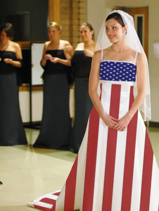 Cinta pada tanah air membuat pengantin ini nekat membuat busana pengantinnya berwarna bendera Amerika. (freakingnews.com)