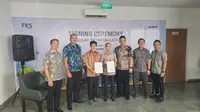 Jajaran FKS Group bersama PT Xurya Daya Indonesia menandatangani kerjasama pembangunan panel surya di salah satu kawasan industri Mojokerto, Jawa Timur. (Liputan6.com/Dicky Agung Prihanto)