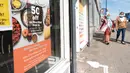 Foto pada 4 Agustus 2020 menunjukkan poster diskon di luar sebuah restoran di London, Inggris. Pemerintah Inggris meluncurkan program bernama Eat Out to Help Out Scheme yang menawarkan diskon 50 persen kepada pelanggan saat mereka makan di restoran-restoran terdaftar. (Xinhua/Ray Tang)