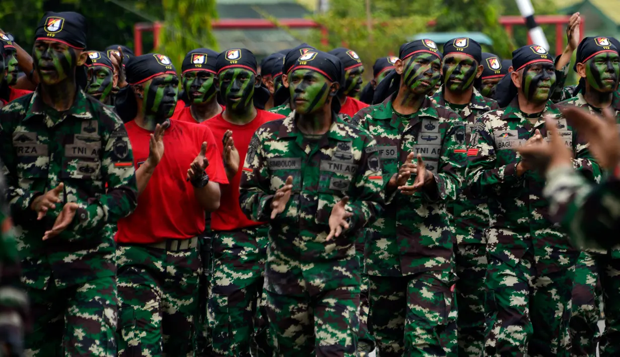Aksi prajurit TNI Yonif Raider 112/Dharma Jaya saat upacara sertijab di Banda Aceh, Aceh, Rabu (18/9/2019). Mayor Inf Syarifuddin Liwang menjadi Komandan Yonif Raider 112/Dharma Jaya menggantikan Mayor Inf Agus Alfauzi. (CHAIDEER MAHYUDDIN/AFP)