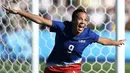 Pemain Amerika Serikat, Mallory Swanson melakukan selebrasi setelah mencetak gol ke gawang Brasil pada laga final Olimpiade Paris 2024 yang berlangsung di Parc des Princes, Paris Prancis, Sabtu (10/08/2024) waktu setempat. (AFP/Franck Fife)