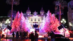 Orang-orang mengunjungi lampu dan dekorasi untuk menyambut Natal yang menghiasi depan Kasino Monte-Carlo di Monako pada 7 Desember 2018. (Photo by VALERY HACHE / AFP)