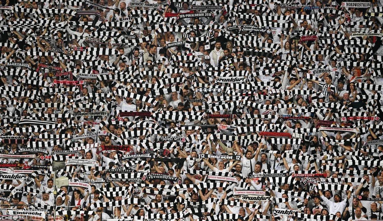 <p>Kehadiran ribuan fans Eintracht Frankfurt turut menjadi teror yang membuat West Ham United terkapar dan menyerah 0-1 dari tuan rumah. (AFP/ Christof Stache)</p>