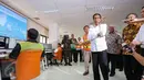Jokowi memantau langsung Ruang Pemantauan Ekspor Impor di Indonesia Port Corporation (IPC) Tanjung Priok, Jakarta, Rabu (17/6/2015).  Jokowi menemukan ketidakefisienan mencapai Rp 780 T dalam pengelolaan pelabuhan tersebut. (Liputan6.com/Faizal Fanani)