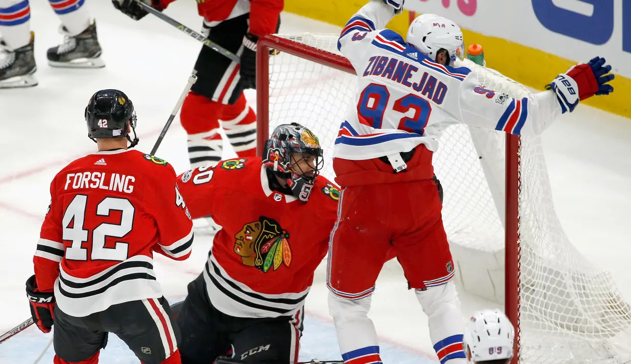 Pemain New York Rangers merayakan golnya usai membobol gawang Chicago Blackhawks saat pertandingan NHL di Chicago (15/11). Blackhawks unggul 6-3 atas Rangers. (AP/Charles Rex Arbogast)