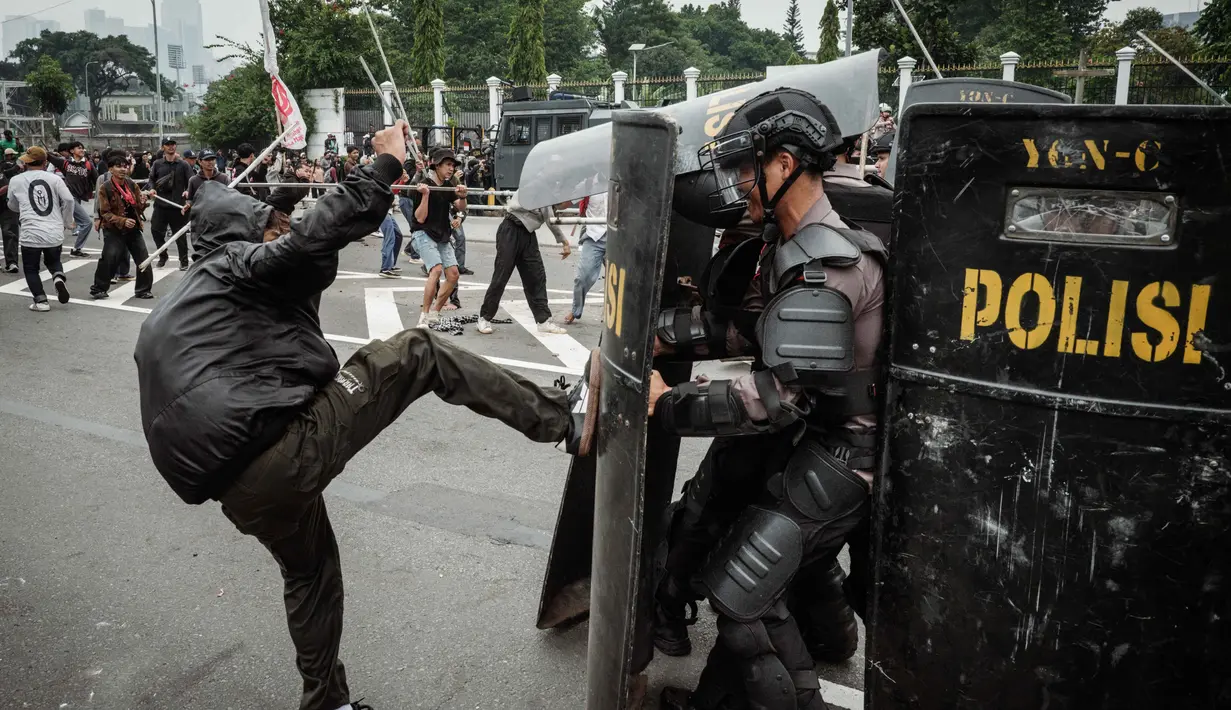 Pengunjuk rasa berupaya menghalangi polisi nan maju dengan perisai selama demonstrasi nan menuntut pembubaran parlemen di depan gedung parlemen Dewan Perwakilan Rakyat di Jakarta pada 25 Agustus 2025. (YASUYOSHI CHIBA/AFP)