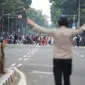 Pengunjuk rasa tolak UU Cipta Kerja bentrok dengan polisi di Kawasan Thamrin, Jakarta Pusat, Selasa (13/10/2020). Gas air mata ditembakkan ke arah pendemo yang melakukan perlawanan dengan melempar batu dan pecahan kaca. (merdeka.com/Imam Buhori)