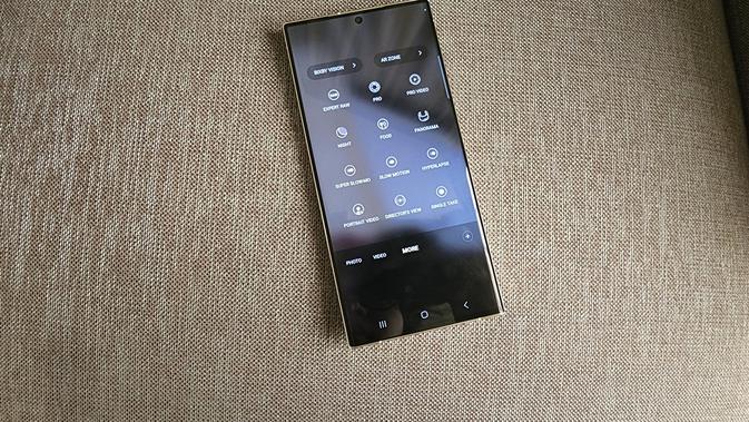 <p>Dirilis dengan One UI 5.1, Samsung Galaxy S23 Ultra 5G dilengkapi dengan fitur pendukung foto Expert RAW. Pengguna juga bisa bereksperimen menggunakan mode foto Astrophoto untuk mengabadikan langit penuh bintang. (Liputan6.com/ Agustin Setyo W). </p>