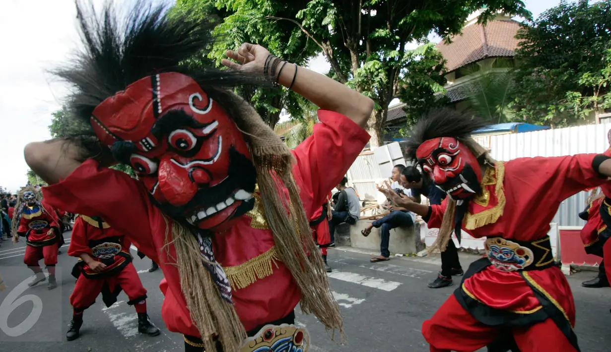Sejumlah peserta mengikuti pawai pembukaan Festifal Kesenian Yogyakarta (FKY) 2016 di Jalan Malioboro, Yogyakarta (23/8) FKY  28 yang mangusung tema "Masa Depan Hari Ini Dulu "akan berlangsung hingga 9 September 2016. (Boy Harjanto)