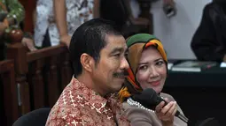 Walikota nonaktif Palembang, Romi Herton dan istrinya, Masyito menjalani sidang perdana dengan agenda pembacaan dakwaan di Pengadilan Tipikor, Kamis (20/11/2014). (Liputan6.com/Miftahul Hayat)