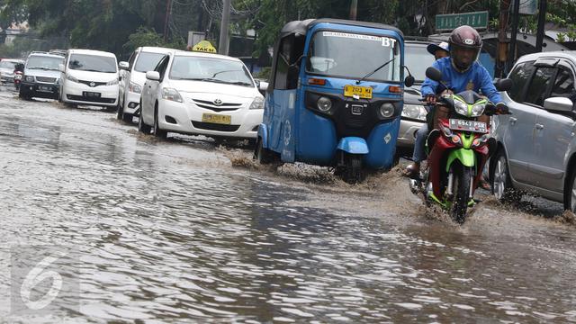 20151107-Diguyur Hujan, Jalan Cikini Raya Tergenang Air -Jakarta