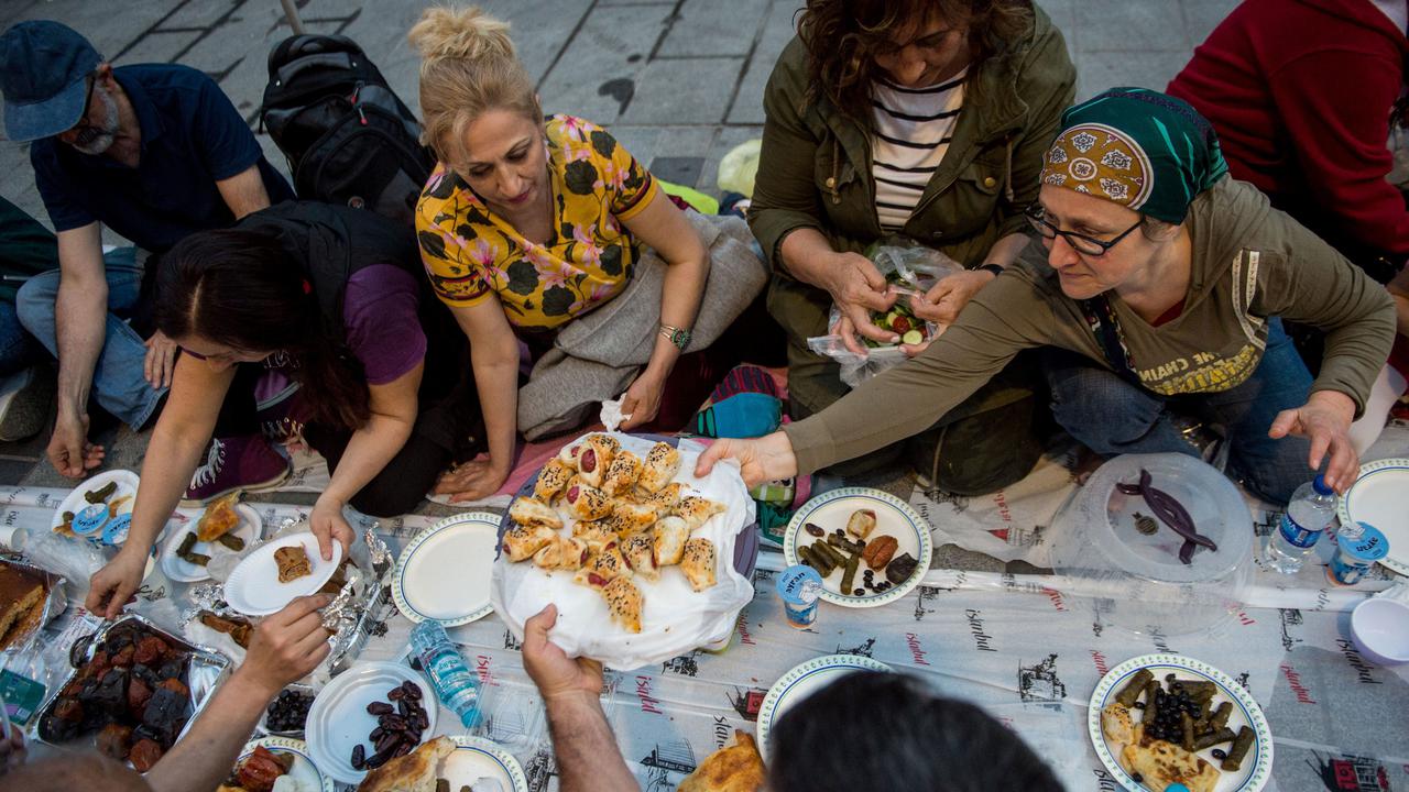 Melihat Keakraban Warga Turki saat Buka Puasa Bersama
