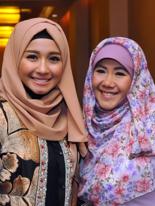 Aktris cantik Laudya Chyntia Bella berfoto bersama penulis novel Asma Nadia saat press screening film "Surga Yang Tak Dirindukan" di Jakarta, Selasa (7/7/2015). (Liputan6.com/Panji Diksana)