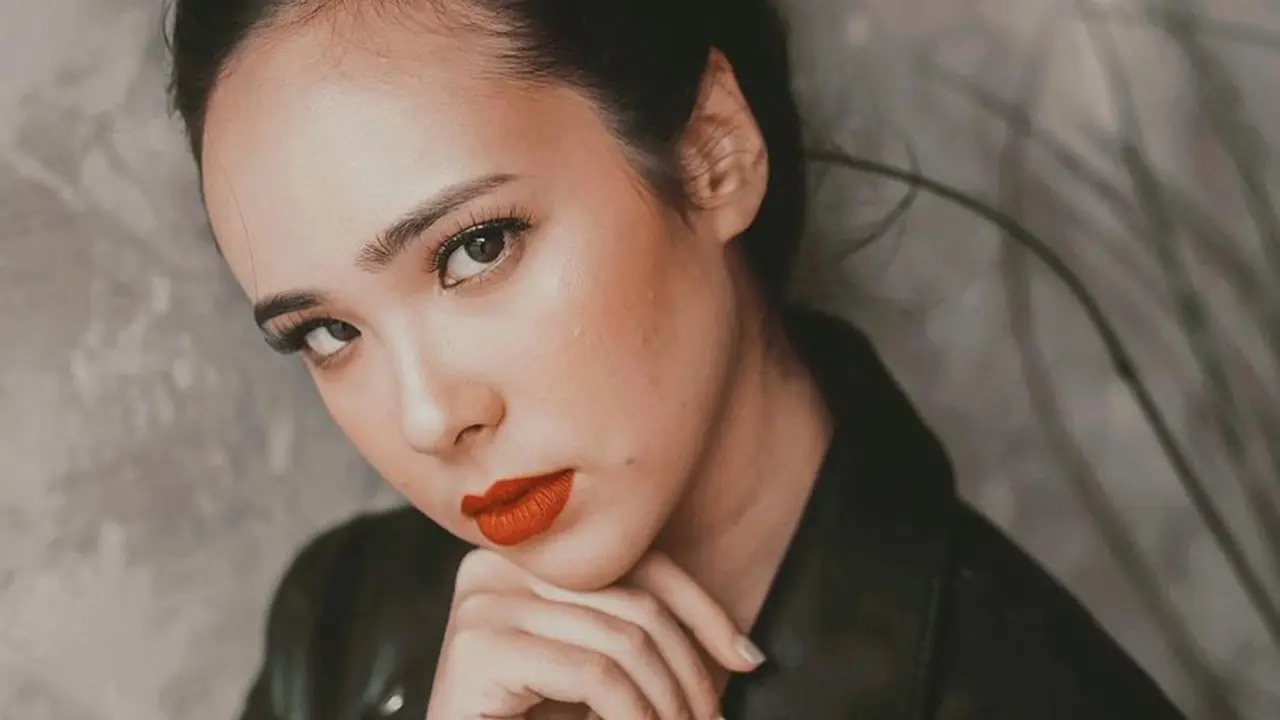 FOTO: Gaya Rambut Cepol Pamel Bowie, Tampil Cantik dan Simpel