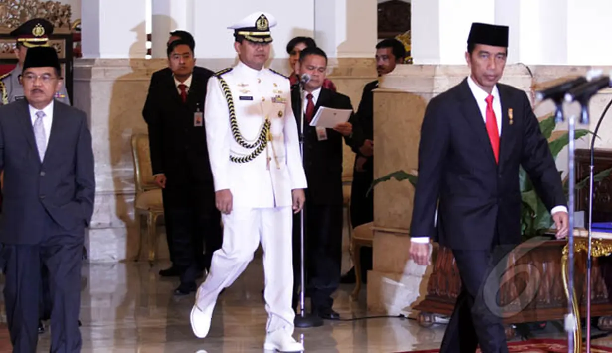 Presiden Joko Widodo dan Wapres Jusuf Kalla tiba di Istana Negara, Jakarta, untuk memimpin pelantikan 3 pejabat Plt pimpinan KPK, yakni Johan Budi Sapto Prabowo, Taufiequrachman Ruki dan Indriyanto Seno Aji, Jumat (20/2/2015). (Liputan6.com/Faizal Fanani)