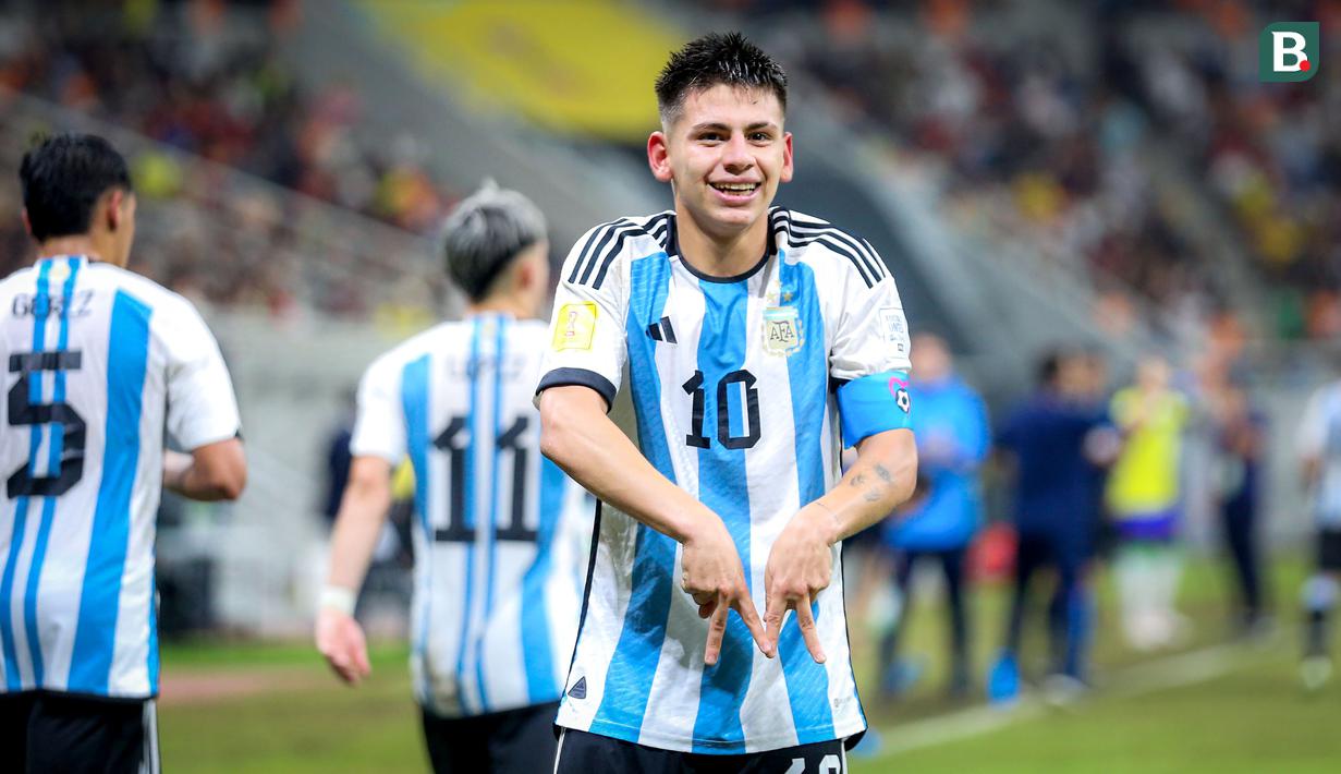 <p>Selebrasi pemain Timnas Argentina U-17, Claudio Echeverri, setelah mencetak gol ke gawang Brasil U-17 dalam pertandingan perempat final Piala Dunia U-17 2023 yang berlangsung di Jakarta International Stadium, Jumat (24/11/2023). (Bola.com/Bagaskara Lazuardi)</p>