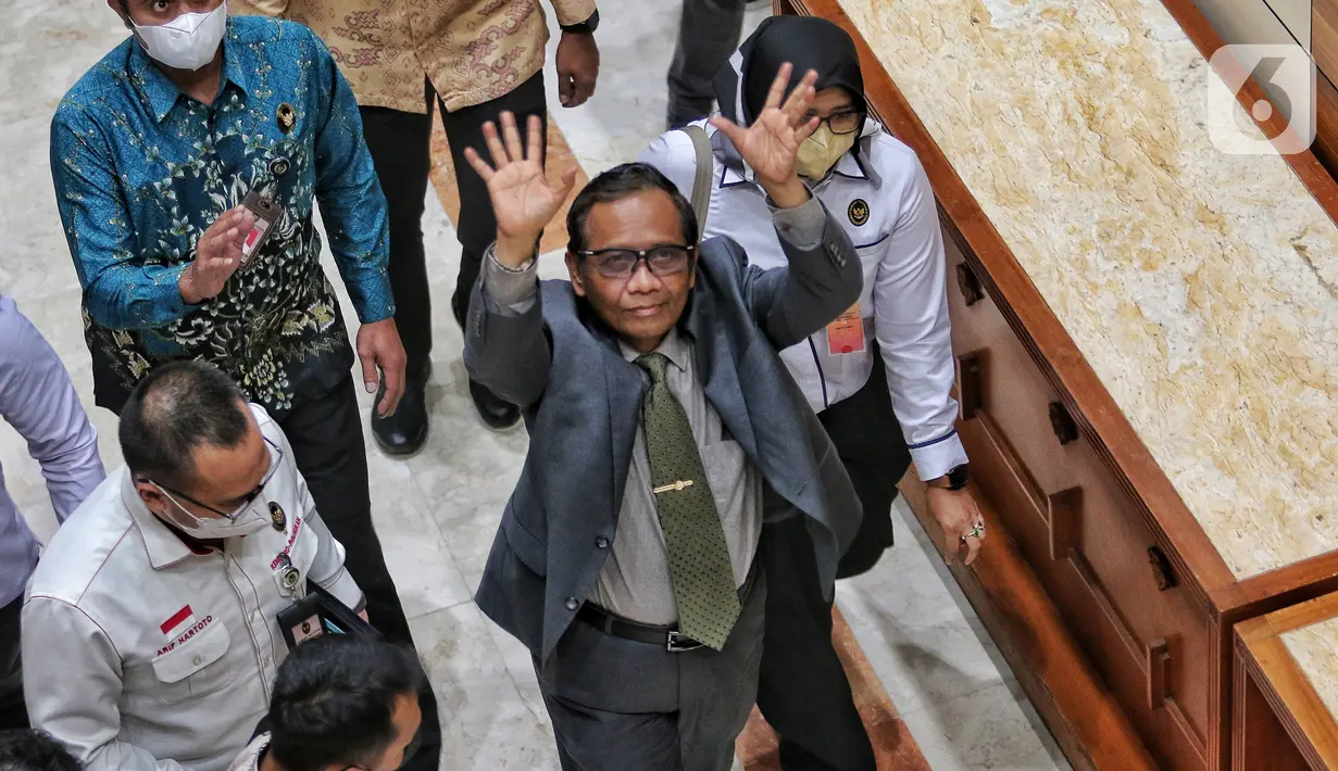 Ketua Kompolnas/Menkopolhukam,  Mahfud MD usai mengikuti Rapat Dengar Pendapat (RDP) bersama Komisi III DPR di Kompleks Parlemen, Senayan, Jakarta, Senin (22/8/2022). RDP tersebut membahas mengenai kasus penembakan Brigadir J yang melibatkan mantan Kadiv Propam Polri Irjen Ferdy Sambo. (Liputan6.com/Angga Yuniar)