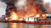 Kebakaran melanda permukiman warga tepi laut di Pulau Buluh, Kota Batam, Rabu (19/7/2023). (Liputan6.com/ Dok Ist)