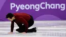Pemain skating pria dari Kanada, Patrick Chan terjatuh saat tampil pada Olimpiade Musim Dingin 2018 Pyeongchang di Gangneung, Korea Selatan, Senin (12/2). Olimpiade Musim Dingin digelar dari tanggal 9 hingga 25 Februari mendatang. (AP/David J. Phillip)