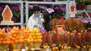 Pengunjung melihat tanaman dan bunga pada hari pembukaan pasar bunga di Hong Kong (16/1/2023). Menjelang Tahun Baru Imlek yang menandai tahun Kelinci pasar bunga di Hong Kong mulai ramai di kunjungi pengunjung. (AFP/Peter Parks)