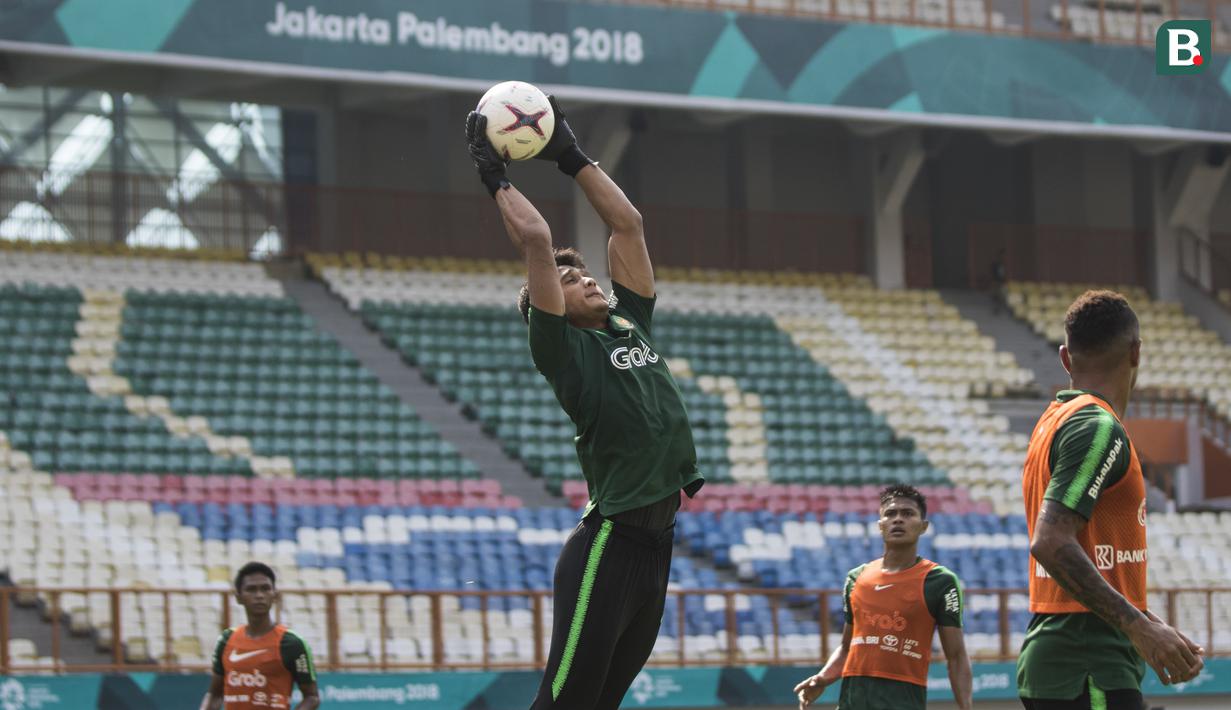 Kiper Timnas Indonesia, Muhammad Ridho, menangkap bola saat latihan di Stadion Wibawa Mukti, Jawa Barat, Selasa (6/11). Latihan ini merupakan persiapan jelang Piala AFF 2018. (Bola.com/Vitalis Yogi Trisna)