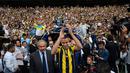 Robin van Persie mendapat sambutan hangat saat diperkenalkan secara resmi kepada publik di markas Fenerbahce, Stadion Sukru Saracoglu, Istanbul, Turki. (14/7/2015). (AFP PHOTO/OZAN KOSE)
