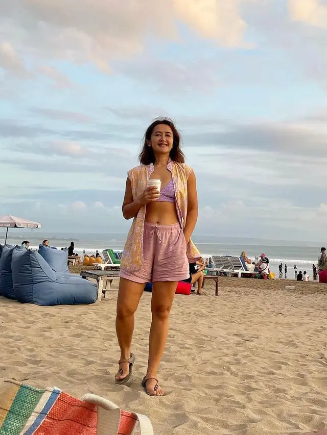 8 Potret Gaya Widi Mulia Liburan di Bali, Pamer Baby Bump dalam Balutan Bikini