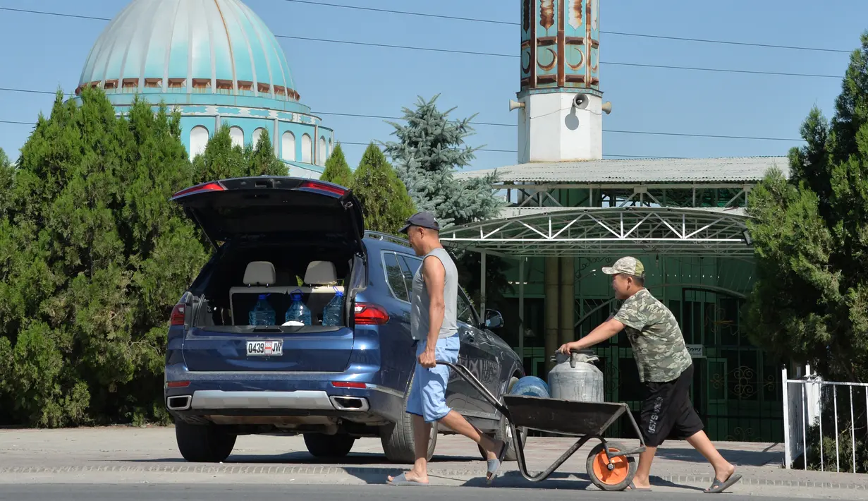Di beberapa distrik di Bishkek, air diputus pada malam hari. Kolam renang dan tempat pencucian mobil ditutup. Penyiraman di malam hari dilarang. (VYACHESLAV OSELEDKO / AFP)