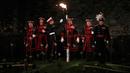 Yeoman Warders atau 'Beefeaters' menyaksikan British Royal Marine menyalakan api untuk menghidupkan ribuan lilin di parit kering Tower of London, Inggris, Selasa (6/11). Lilin itu untuk menandai 100 tahun akhir Perang Dunia I. (AP Photo/Alastair Grant)