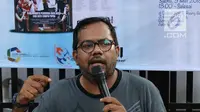 Aktivis HAM Haris Azhar menjelaskan dalam bedah buku dan diskusi bertajuk “20 Tahun Reformasi di Mata Kaum Muda”, Jakarta, Sabtu (5/5). Acara mengulas mengenai peran generasi muda Indonesia sebagai insan penerus bangsa. (Liputan6.com/Immanuel Antonius)