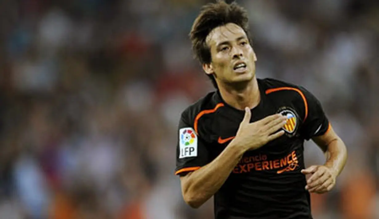 Valencia's Silva celebrates scoring against Real Madrid during their Spanish Super Cup match at Santiago Bernabeu in Madrid, on August 24, 2008. AFP PHOTO/Dani POZO