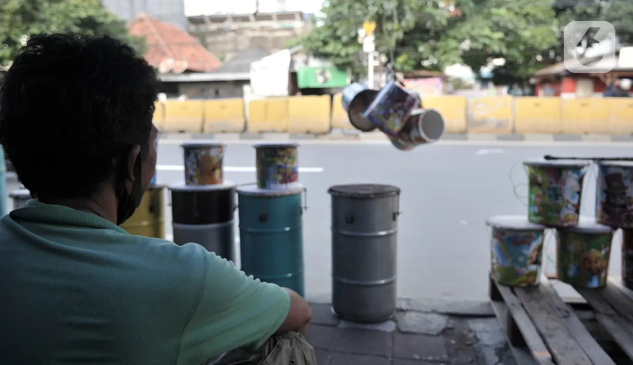 Penjual beduk menunggu pembeli di kawasan Tanah Abang, Jakarta, Selasa (19/5/2020). Pedagang mengaku memasuki seminggu jelang Lebaran penjualan beduk hanya mencapai puluhan, berbeda jauh dengan tahun lalu yang mampu menjual hingga ratusan beduk. (merdeka.com/Iqbal Nugroho)