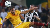 Striker Sevilla Franco Vazquez (kiri) berebut bola dengan bek Juventus Leonardo Bonucci pada laga Liga Champions di Juventus Stadium, Turin, Rabu (14/9/2016). (AFP/Marco Bertorello)
