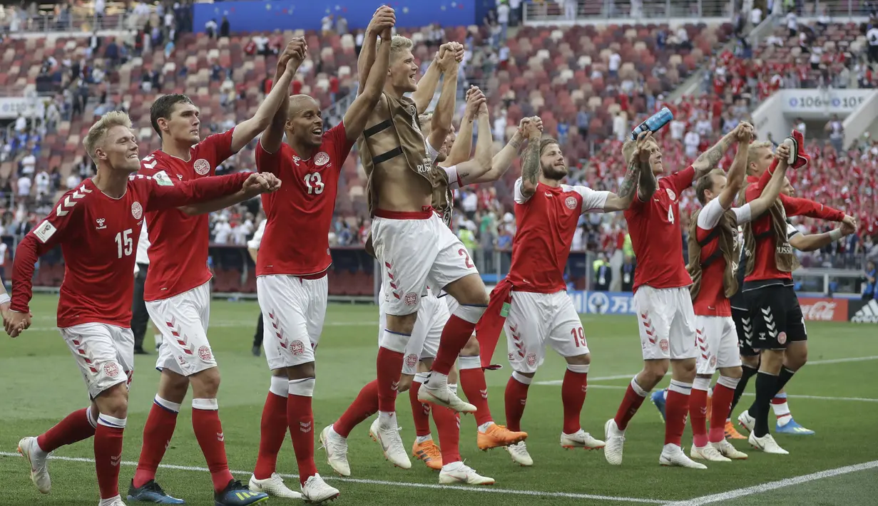 Para pemain Denmark menyapa suporter usai menahan imbang Prancis laga grup C Piala Dunia di Stadion Luzhniki, Moskow, Selasa (26/6/2018). Kedua negara bermain imbang 0-0. (AP/Matthias Schrader)