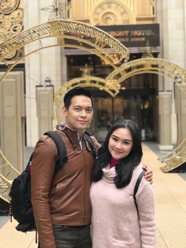 Jarang Terekspos, Ini 6 Momen Manis Donnie eks Ada Band dan Istri