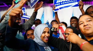 Ilhan Omar bersama pendukungnya merayakan kemenangan putaran pertama pemilihan Distrik Kongres ke-5 di Minneapolis, AS, Selasa (14/8). Omar menjadi muslimah Somalia pertama yang terpilih sebagai anggota Kongres AS. (Mark Vancleave/Star Tribune via AP)