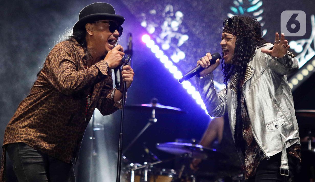 Penampilan Band Rock Seurieus x Candil di atas panggung Everblast Festival 2023 di Gambir Expo Kemayoran, Jakarta, Sabtu (4/3/2023). Deni Boym Iskandar yang kini bertindak sebagai vokalis tampil metal dengan kemeja motif leopard dan sepatu bot. (Liputan6.com/Herman Zakharia)
