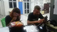 Dua turis asal Rusia saat diamankan di Polresta Palembang (Liputan6.com / ist - Nefri Inge)