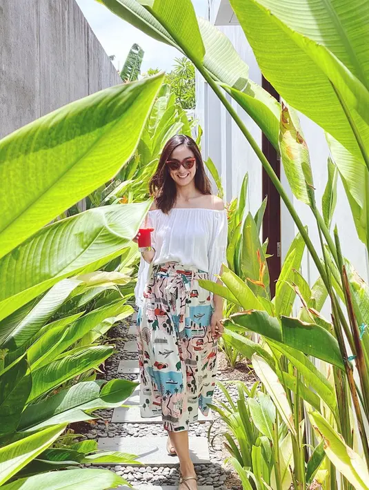 Nasya Marcella juga sempat menggunakan busana putih model off-shoulder yang dipadukan dengan rok selutut. Gaya Nasya ini juga bisa dijadikan inspirasi saat berlibur.(Liputan6.com/IG/@nasyamarcella)