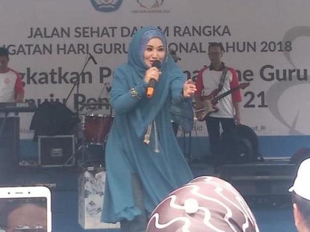 Viral Konser Dangdut Evie Tamala Di Depok Satpol Pp Akui Kecolongan News Liputan6 Com Modelling based on ariel atom size. viral konser dangdut evie tamala di